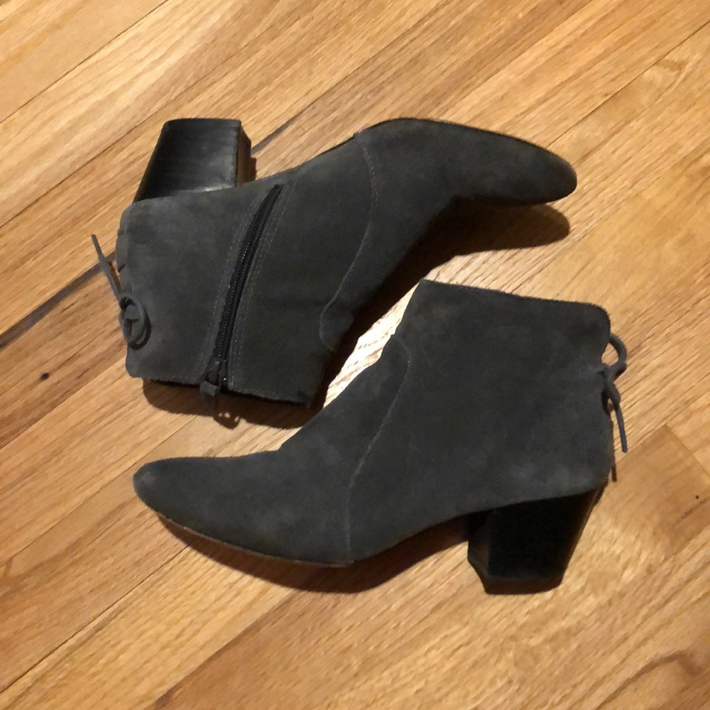 Tahari grey bootie size 7.5